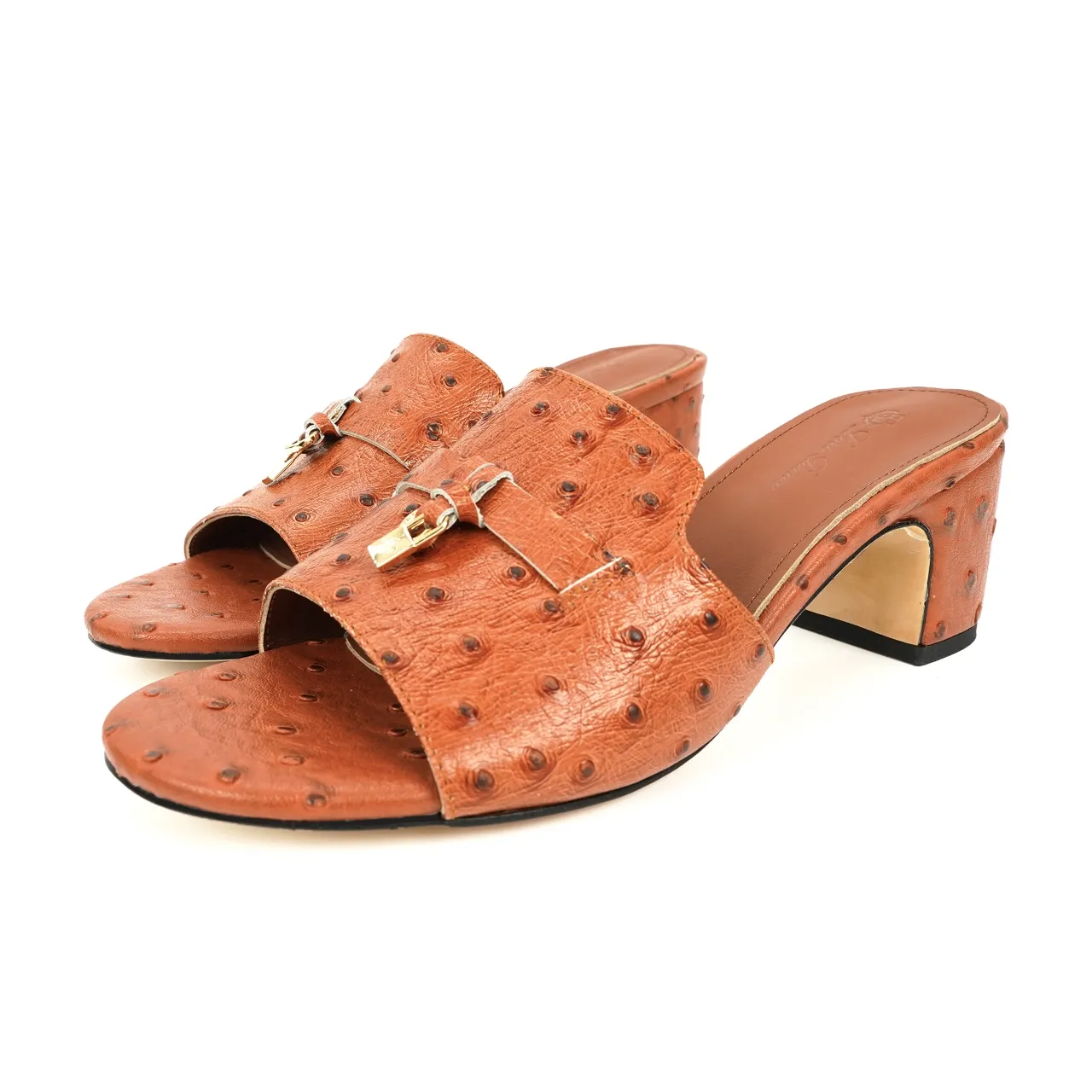 👟👟Ex-factory price 440👟👟 Genuine leather sole +30 suede sheepskin slippers with a strap decorated with Loro Piana My Charms charms and decorated with tone-on-tone stitching. Sophisticated and feminine, it pairs well with both city and resort looks. For those looking for an elegant upgrade, the summer glamor slipper is known for its slim open-back silhouette. size: 35-44 (custom-made sizes 43 and 44 are non-returnable) Upper: imported suede sheep leather (sheep), cowhide ostrich pattern, cowhide snake pattern Lining: imported high-grade mixed sheep silk Heel height: 5.5CM